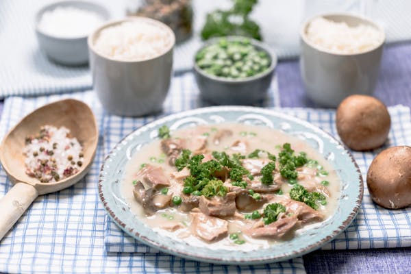 フリカッセとは 意味 レシピやシチューとの違いを解説