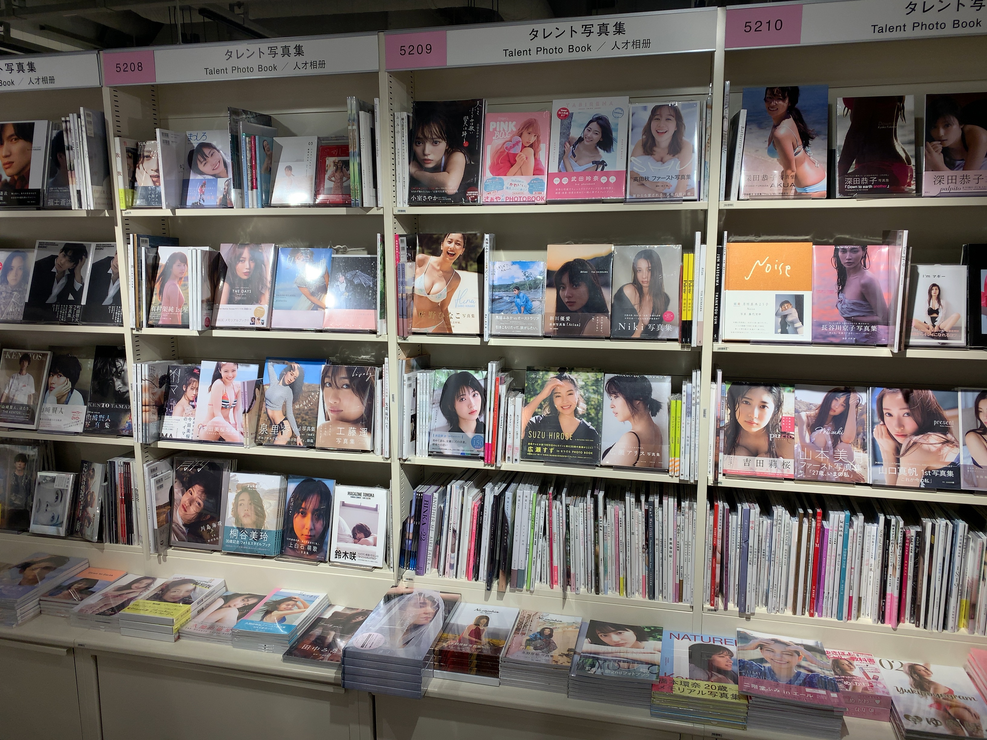 Hmv Books Shibuya 店内 外観 Hmv Books Shibuya 雑誌コーナー 雑誌コーナー 若者向けの女性誌 ファッション誌 趣味本が多く 豊富な種類が並びます Hmv Books Shibuya 世界の文学 世界の文学 というようなコーナーが設けられ