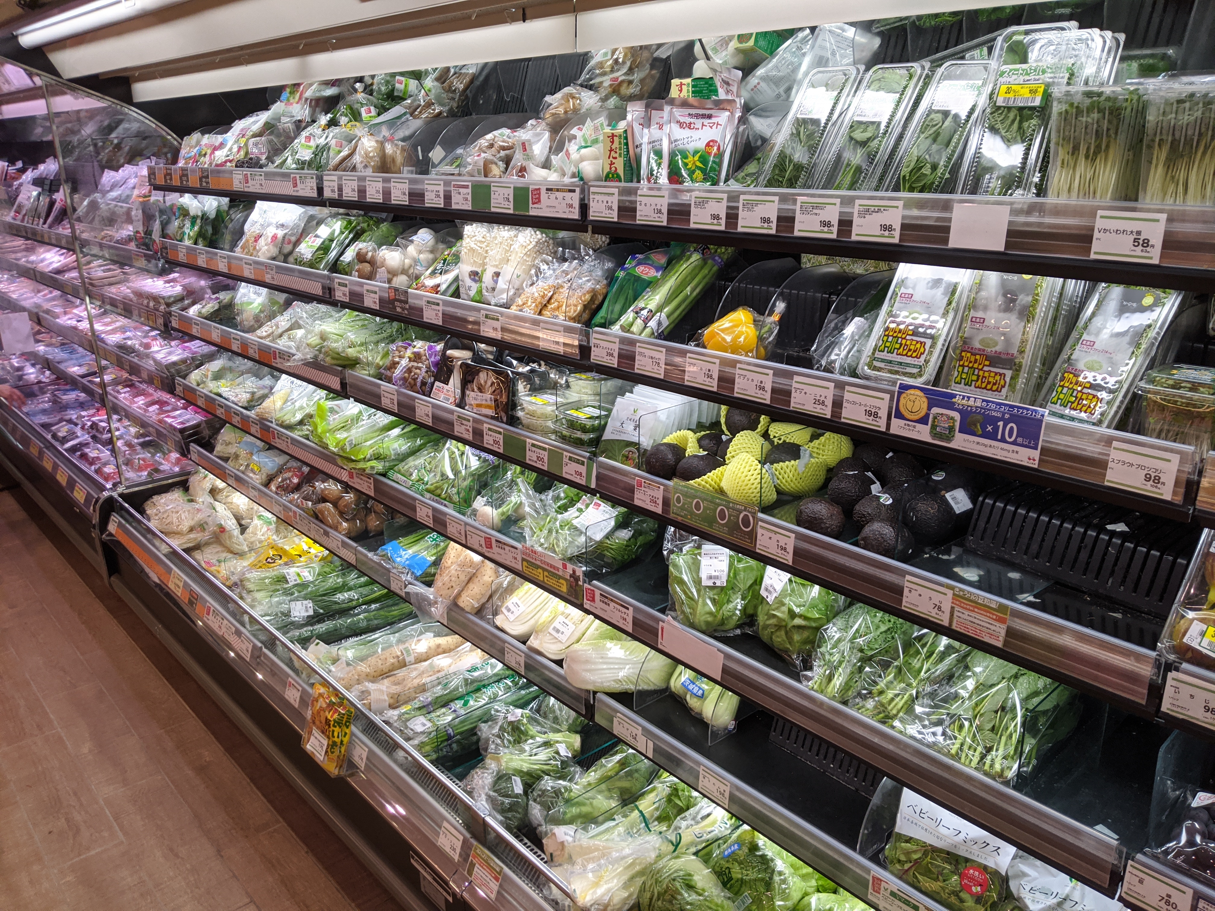 東急ストア フードステーション渋谷キャスト店 店内 外観 東急ストア フードステーション 渋谷キャスト店 店内 野菜は葉物野菜が充実しています 価格は普通ですが 東急ブランドの安心感があります 東急ストア フードステーション 渋谷キャスト店 店内